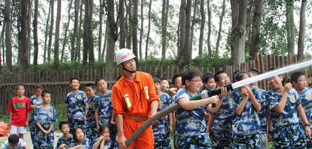 小学生参加军事夏令营的目的是什么？